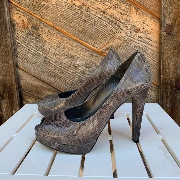 Stuart Weitzman Sadie 7.5 M Gray Snakeskin Peep Toe Platform Pump Stiletto Heels - Picture 5 of 12